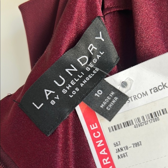 Laundry by Shelli Segal Burgundy Gown Ruched sides and flutter Sleeve | 10 - Picture 5 of 7